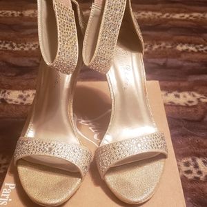 Ladies stilletoes in gold by De Blossom Collection